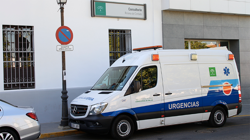Revientan el tímpano a un médico en una agresión en el consultorio de Rociana
