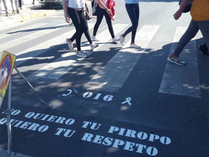 Campaña contra la violencia de género con mensajes escritos en los pasos de cebra