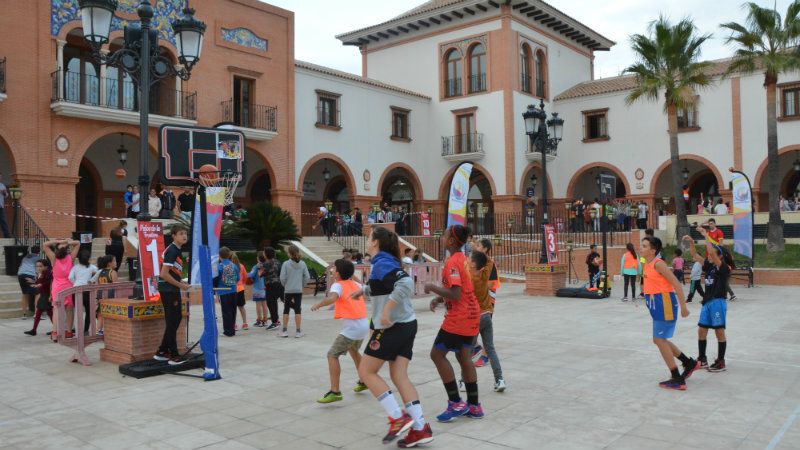 Más de 250 niños disfrutan del baloncesto en la Plaza de España de Palos de la Frontera 