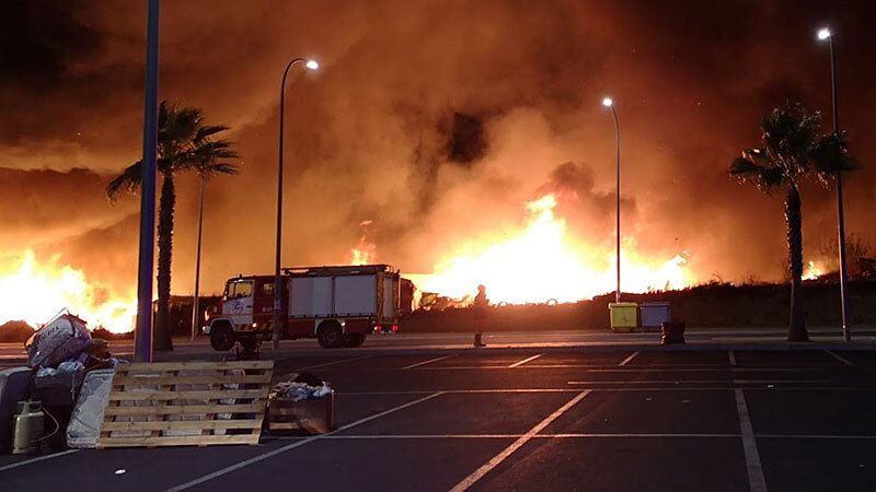 Masiva movilización en Lepe de los inmigrantes afectados por el incendio en el asentamiento