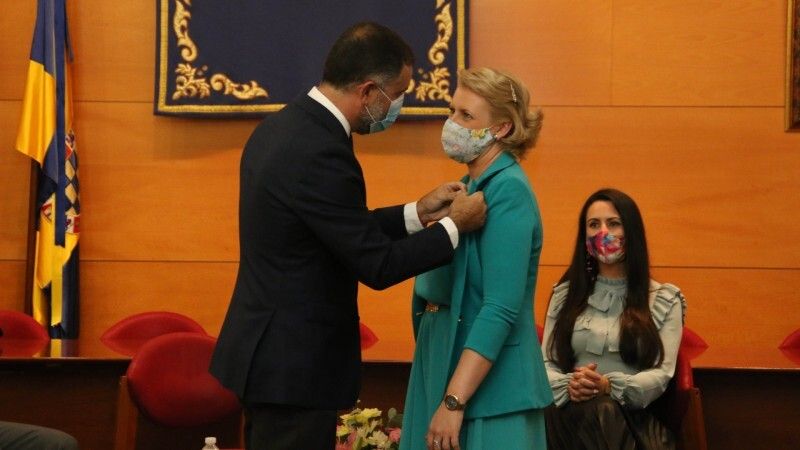 Rocío Fernández recibe el Perejil de Plata en el 64 aniversario de la concesión del Nobel a Juan Ramón Jiménez