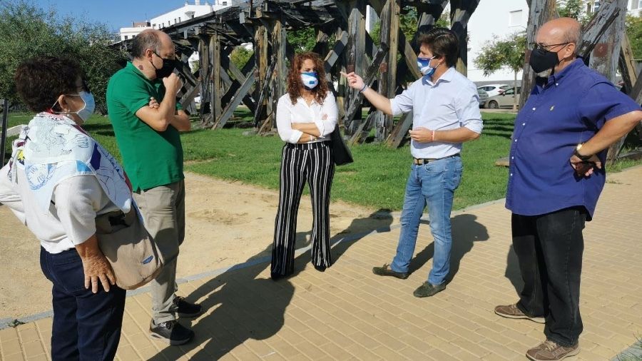 Reclaman un dispositivo especial al Ayuntamiento y a la Subdelegación para evitar los botellones en Pescadería