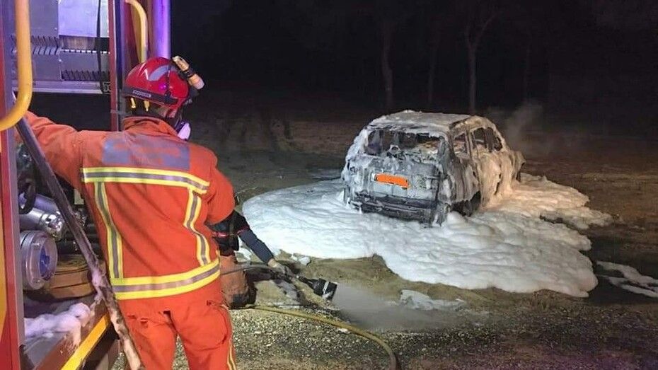 Extinguen el incendio de un vehículo en las inmediaciones del parador de Mazagón