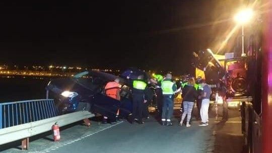 Un aparatoso accidente corta alrededor de una hora el tráfico en el Puente Sifón en ambos sentidos