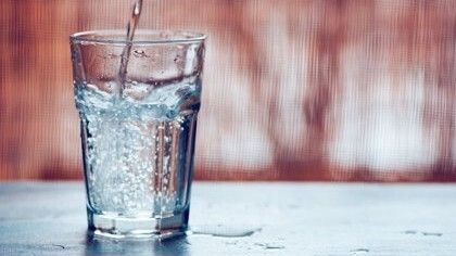 ¿Es mejor beber agua mineral o del grifo?