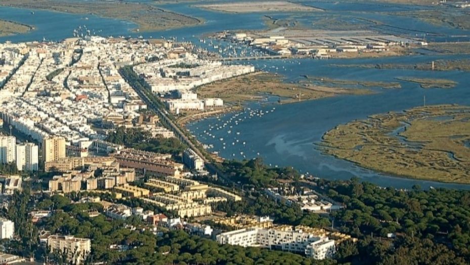 Se intensifica la búsqueda del desaparecido en la mar, que es un joven de 33 años vecino de Isla Cristina