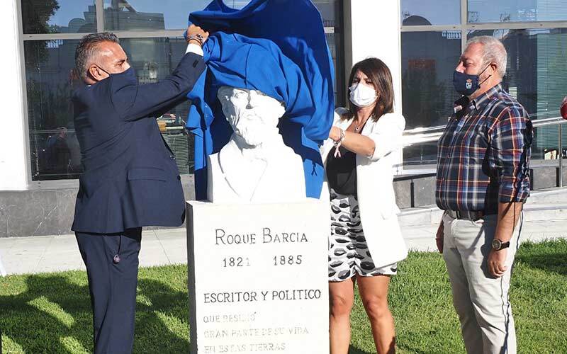 Reponen el busto de Roque Barcia en los jardines del Ayuntamiento de Isla Cristina