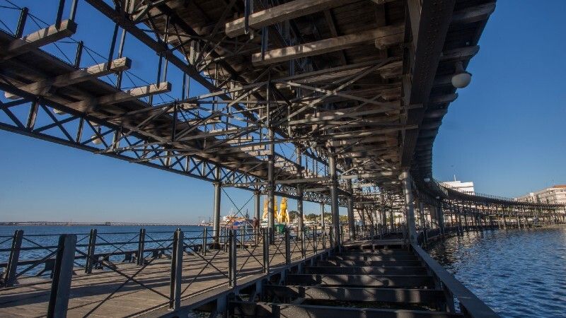 El Muelle del Tinto se ilumina con los colores del colectivo intersex