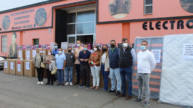 Un grupo de feriantes dona electrodomésticos a los afectados por el temporal en la costa