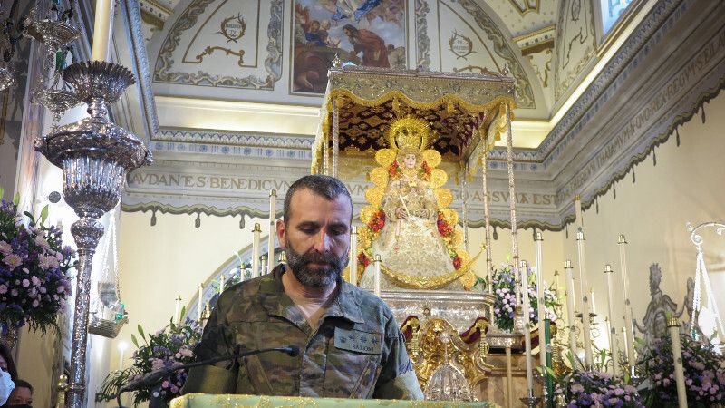 La Guardia Real entrega una mantilla usada en la proclamación del rey a la Virgen del Rocío