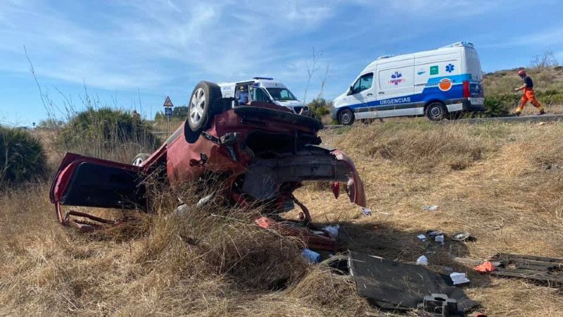 Liberan a un joven de 22 años atrapado en su vehículo tras salirse de la vía cerca de Niebla
