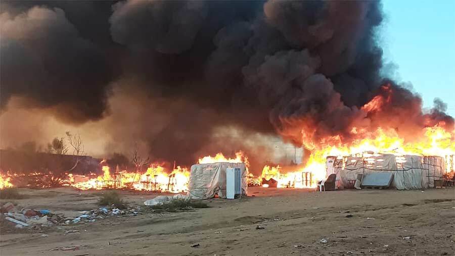 Un nuevo incendio arrasa parcialmente un asentamiento de inmigrantes en Lepe