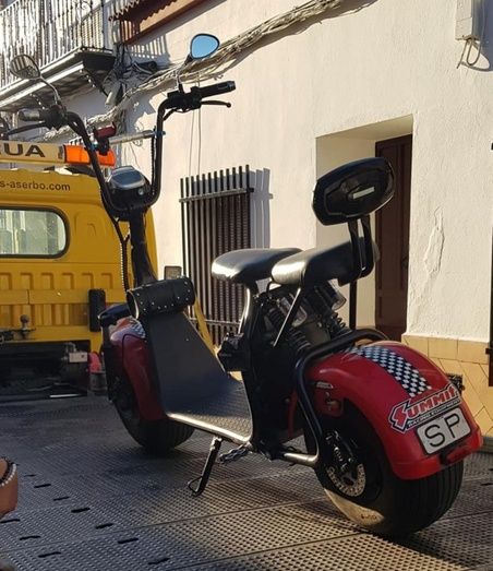 1.750 € de multa y retirada de una moto eléctrica por ir sin permiso de circulación, sin seguro y con dos menores en dirección prohibida