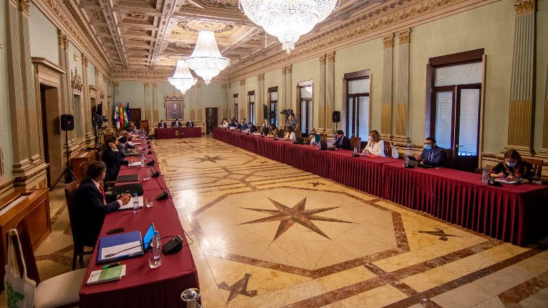 El alcalde se compromete a exigir al Gobierno y la Junta las infraestructuras para Huelva