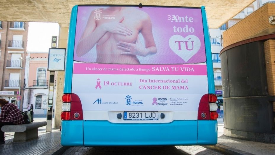 Los autobuses de Huelva conciencian en la prevención del cáncer de mama