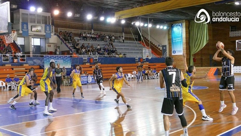 Victoria clara del Huelva Comercio en la apertura de la Copa Delegación (98-73)