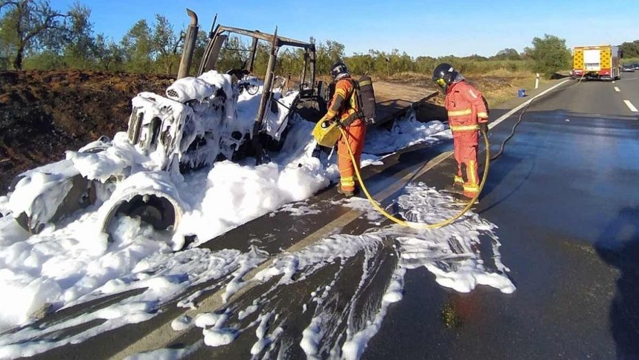 Extinguen el incendio de un tractor con remolque en una carretera de Almonte