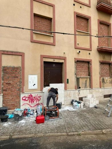 El Ayuntamiento desaloja y tapia dos narcobloques 'okupados' en El Higueral