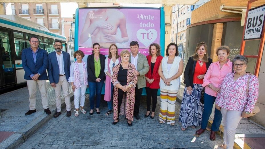 Los autobuses de Huelva conciencian en la prevención del cáncer de mama