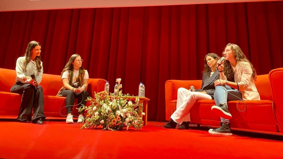 Jóvenes 'influencers' relacionadas con el mundo rural comparten su experiencia con medio millar de estudiantes de la provincia