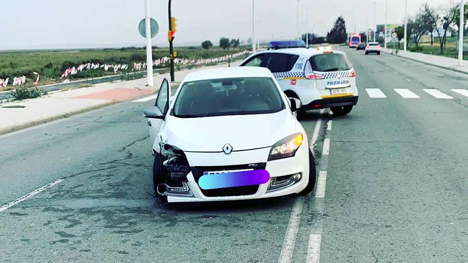 Un conductor estrella su coche contra una farola del Paseo Marítimo