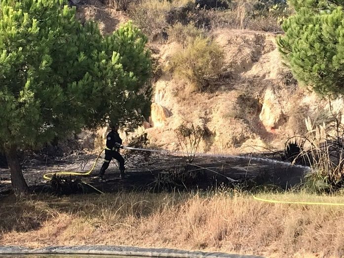 Extinguen un aparatoso incendio en la zona de jardines del campo de golf de Islantilla