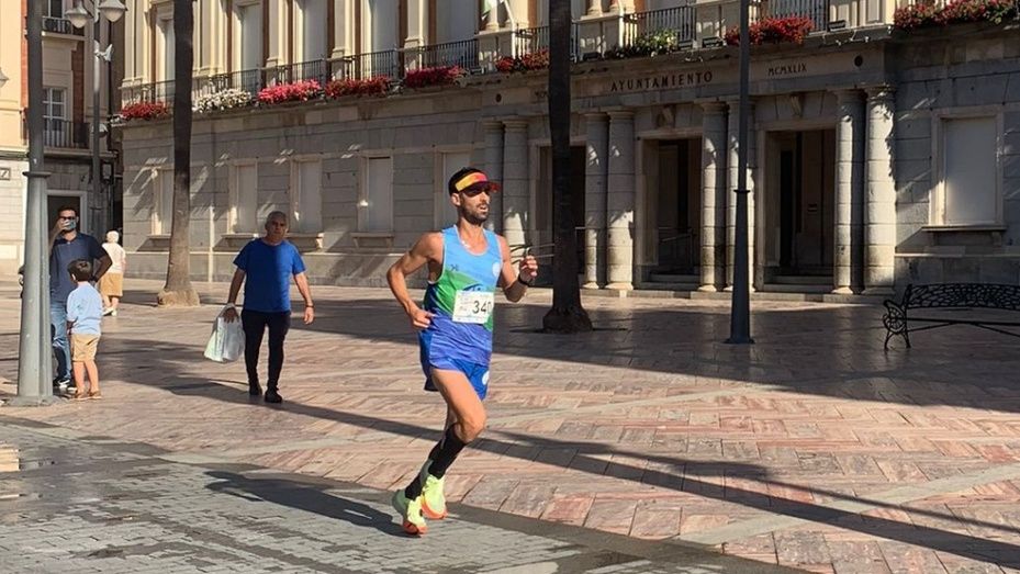 Adrián Andivia y Estefanía Rouco se imponen en la Vuelta a Huelva