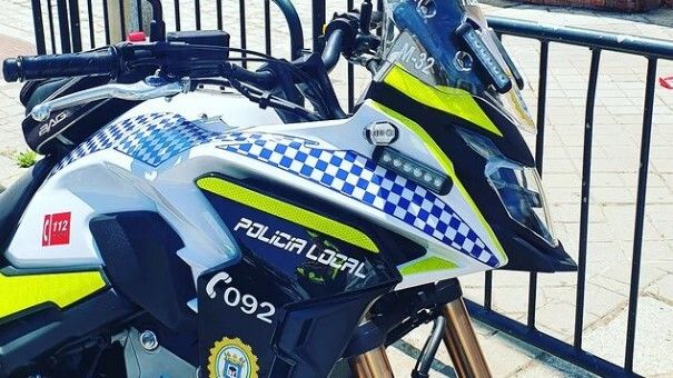 Auxilian a un joven que puso en peligro su vida tras seccionarse con un gran corte el brazo al golpear el cristal de un local de ocio del centro de Huelva