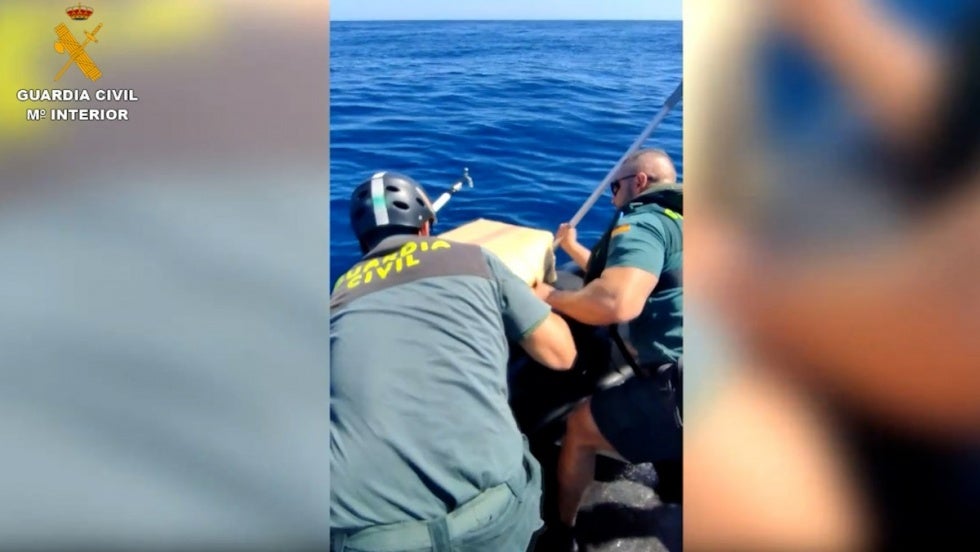 Intervienen 3.500 kilos de hachís en varios fardos frente a la playa de Nueva Umbría