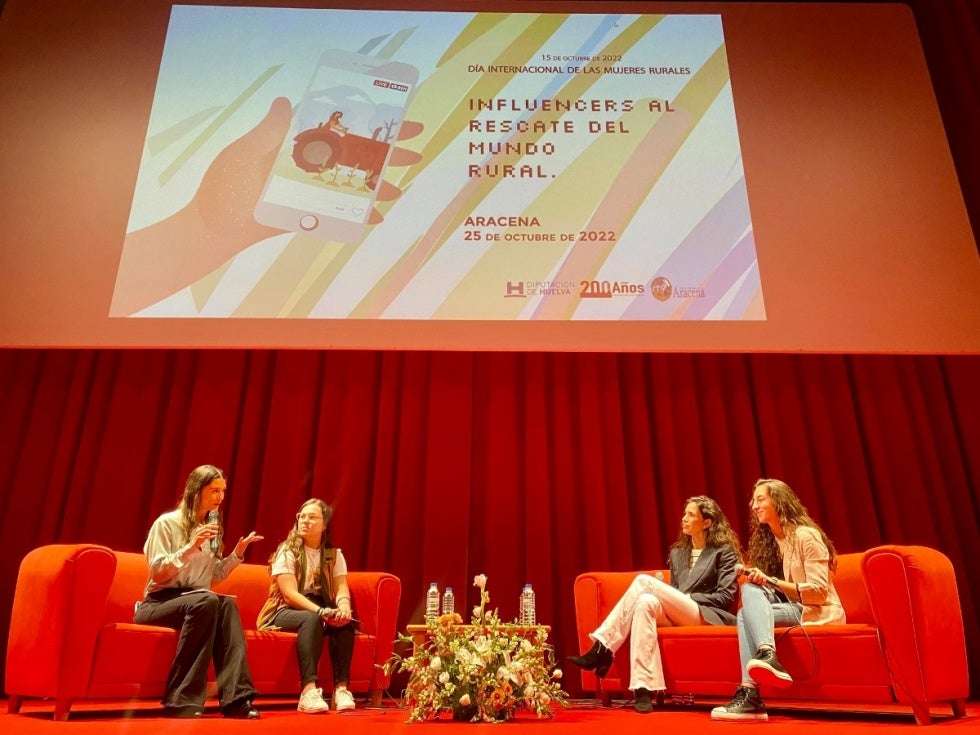 Jóvenes 'influencers' relacionadas con el mundo rural comparten su experiencia con medio millar de estudiantes de la provincia