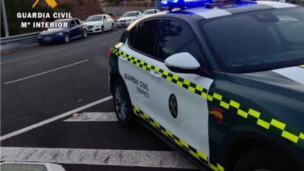 Detenido a gran velocidad por la A-49 sin carné ni ITV, positivo en drogas y con una pegatina para tapar la matrícula