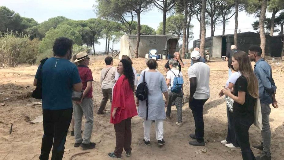 Critican la 'falta de compasión' del Ayuntamiento de Moguer por derribar chabolas en Las Madres