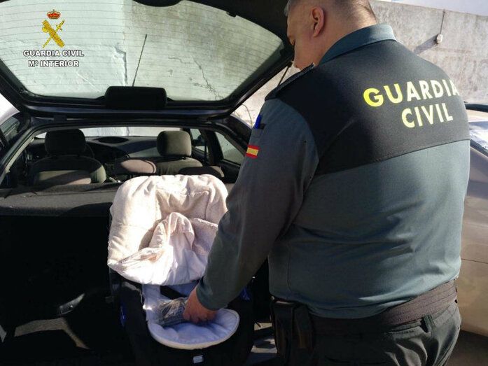 El conductor de un vehículo le entrega de manera voluntaria a la Guardia Civil 500 gramos de hachís escondidos en una sillita de bebé