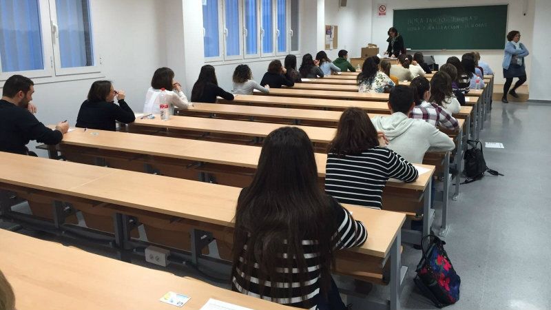 Un total de 3.842 candidatos se examinan para optar a 1.309 plazas fijas en los centros del SAS