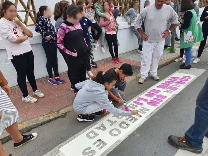 'Mujer, que no te pisen' y otro lemas para los pasos de peatones de Cartaya
