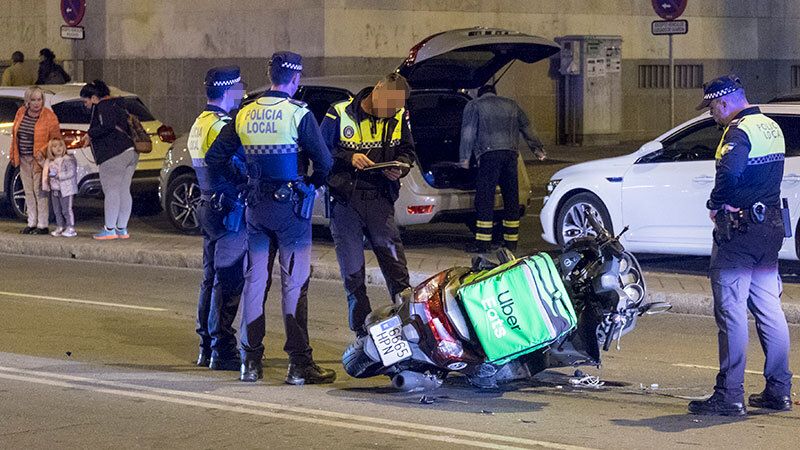 Evacuado al hospital un repartidor herido en un accidente en la Alameda Sundheim