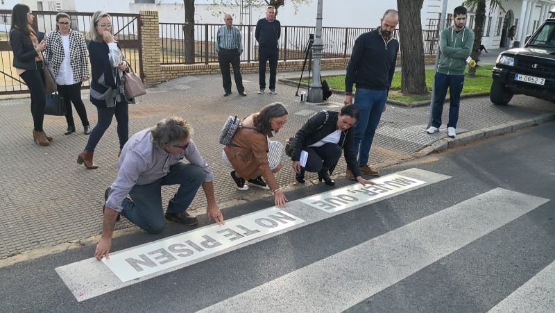 'Mujer, que no te pisen' y otro lemas para los pasos de peatones de Cartaya