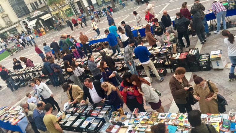 Ayre Solidario celebra un nuevo Mercadillo del Libro en la Plaza de las Monjas