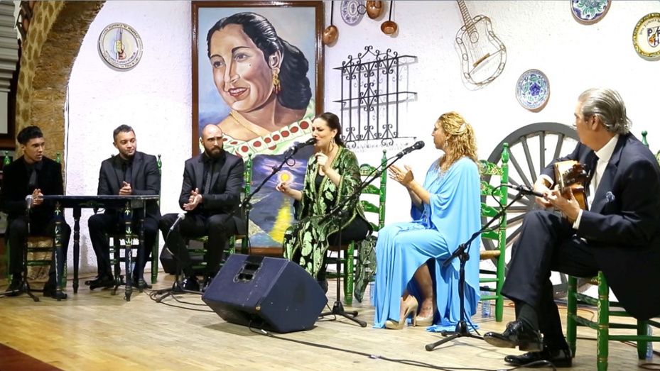 Paco Ortiz propone un enriquecedor viaje por peñas flamencas en ‘Se prohibe el cante’