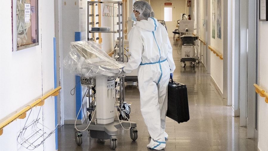 Un fallecido por coronavirus y nueve hospitalizados más en una jornada con descenso de positivos