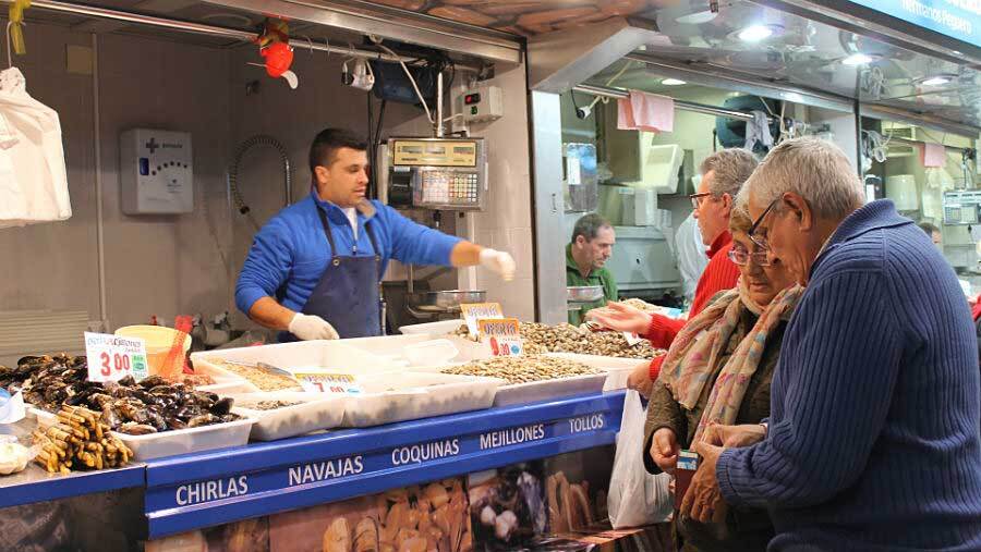 El sector pesquero lamenta la bajada en ventas y teme por la campaña navideña