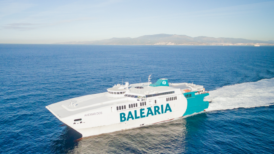 El presidente de Baleària y el director general Fred. Olsen se felicitan por los dos años de la ruta Huelva-Canarias