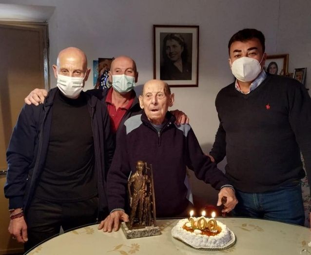 El Ayuntamiento de Santa Olalla del Cala felicita a su único vecino centenario