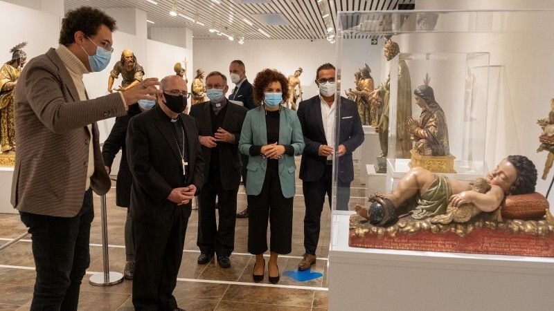 El obispo de Huelva visita la exposición 'Sebastián Santos. Creador de imágenes'