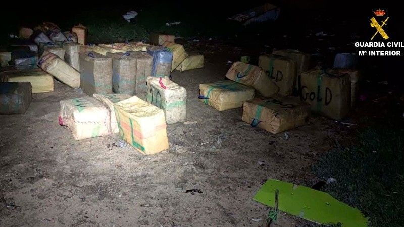 Una doble operación en las playas de Isla Cristina se salda con cinco detenidos y la incautación de 1.700 kilos de hachís