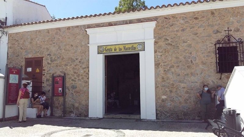 Aracena cierra al público la Gruta de las Maravillas, el Museo del Jamón, el castillo y la piscina cubierta