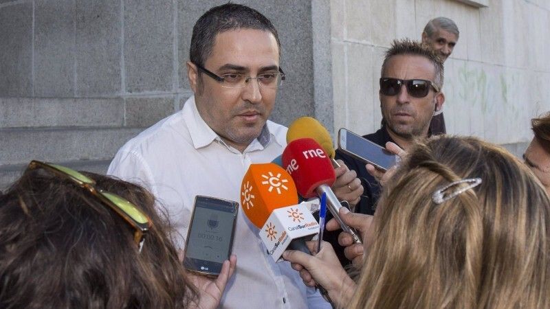 La familia de las dos víctimas reprocha a la alcaldesa de Almonte que no les notificara el archivo del expediente del cuchillo