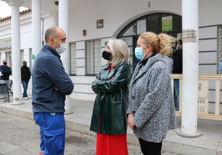 Concentración en el centro de salud de Cartaya tras la agresión física de una usuaria a una celadora