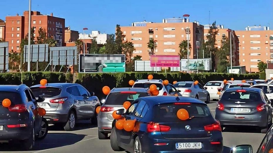 Cientos de vehículos toman las calles de la capital para mostrar su rechazo a la Ley Celaá