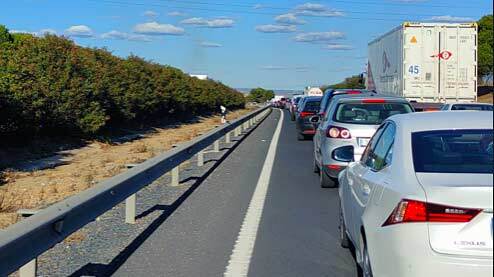 Dos accidentes provocan atascos kilométricos en la A-49 a la altura de San Juan y Villalba